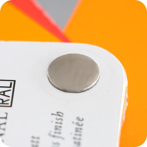 legatoria Vite sepolta ad incastro, 100mm NICHELATA.Per rilegatura. Lunghezza mm 100, testa diametro 10mm, fusto le due teste terminali sono lisce. Per lunghezza, si intende la distanza INTERNA tra le due teste, che corrisponde allo spessore del volume da rilegare.