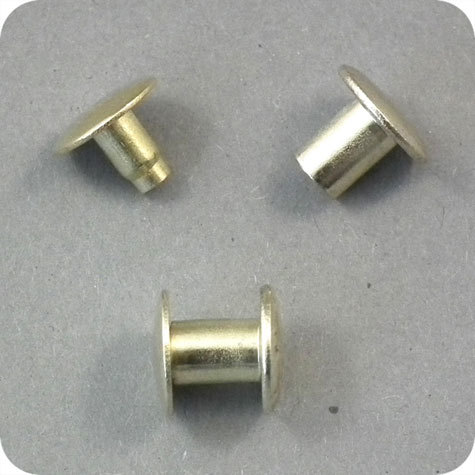 legatoria Vite sepolta ad incastro, 8mm OTTONATA.Per rilegatura. Lunghezza mm 8, testa diametro 10mm, fusto le due teste terminali sono lisce. Per lunghezza, si intende la distanza INTERNA tra le due teste, che corrisponde allo spessore del volume da rilegare.