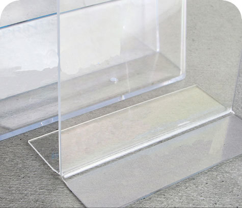 legatoria PortaLocandinaPlexiglass, DaTavoloBifacciale, A5orizzontale, 148x210mm PortaCartello TRASPARENTE, in Plexiglass da 1,5mm, formato A5 (149x211mm) a disposizione orizzontale, base a T larga 62mm. La disposizione perfettamente orizzontale consente di inserire un depliant visibile su entrambi i lati. Ideale per ogni tipo di comunicazione     .