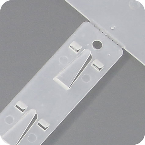 legatoria Supporto espositivo 600mm. Pieghevole TRASPARENTE. In polipropilene pesante da 1,5mm. Lunghezza 600mm. Larghezza 38mm. Con 12 ganci. Testa superiore forata 64x40mm .