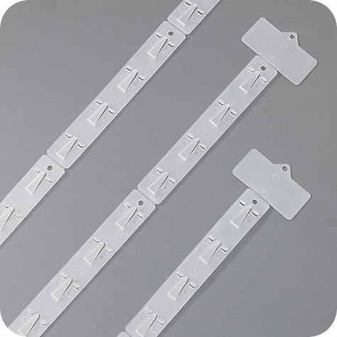 legatoria Supporto espositivo 600mm. Pieghevole TRASPARENTE. In polipropilene pesante da 1,5mm. Lunghezza 600mm. Larghezza 38mm. Con 12 ganci. Testa superiore forata 64x40mm .