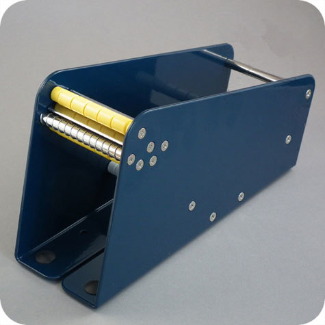 legatoria Dispenser per bollini adesivi, 75 mm Per rotoli larghi fino a 75 mm e di diametro fino a 165 mm. 4 piedini antiscivolo. Solida costruzione in metallo. Senza supporti portarotolo.