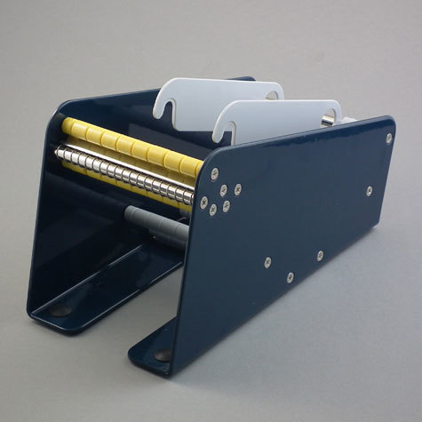 legatoria Dispenser per bollini adesivi, 113 mm Per rotoli di larghezza fino a 113 mm e di diametro fino a 165 mm. 4 piedini antiscivolo. Solida costruzione in metallo. Fornito con 1 supporto per rotoli regolabile.