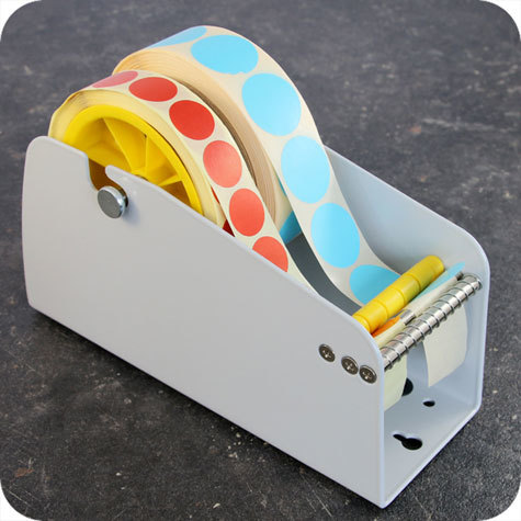 legatoria Dispenser per bollini adesivi, 75 mm Utilizzabile su tavolo e a muro. Per rotoli di altezza fino a 75 mm. 2 supporti regolabili. Adatto per rotoli con diametro 3 pollici (76 mm). 4 piedini antiscivolo. 2 fori asolati per il montaggio a muro. Solida costruzione in metallo.