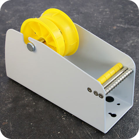 legatoria Dispenser per bollini adesivi, 75 mm Utilizzabile su tavolo e a muro. Per rotoli di altezza fino a 75 mm. 2 supporti regolabili. Adatto per rotoli con diametro 3 pollici (76 mm). 4 piedini antiscivolo. 2 fori asolati per il montaggio a muro. Solida costruzione in metallo.