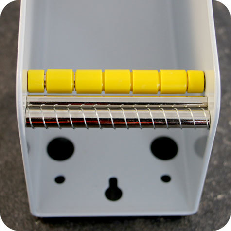 legatoria Dispenser per bollini adesivi, 75 mm Utilizzabile su tavolo e a muro. Per rotoli di altezza fino a 75 mm. 2 supporti regolabili. Adatto per rotoli con diametro 3 pollici (76 mm). 4 piedini antiscivolo. 2 fori asolati per il montaggio a muro. Solida costruzione in metallo.