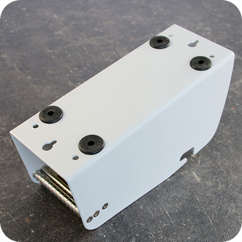 legatoria Dispenser per bollini adesivi, 75 mm Utilizzabile su tavolo e a muro. Per rotoli di altezza fino a 75 mm. 2 supporti regolabili. Adatto per rotoli con diametro 3 pollici (76 mm). 4 piedini antiscivolo. 2 fori asolati per il montaggio a muro. Solida costruzione in metallo.