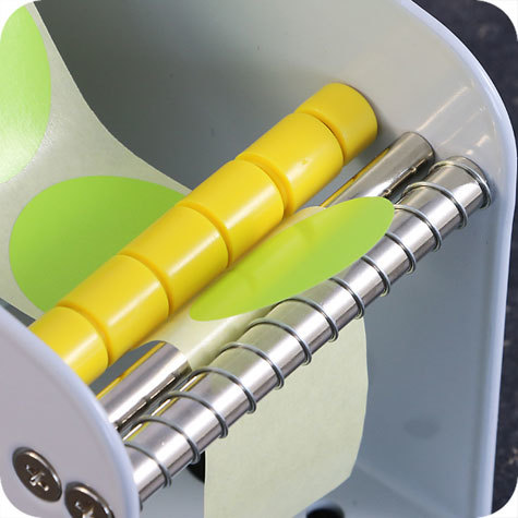 legatoria Dispenser per bollini adesivi, 75 mm Utilizzabile su tavolo e a muro. Per rotoli di altezza fino a 75 mm. 2 supporti regolabili. Adatto per rotoli con diametro 3 pollici (76 mm). 4 piedini antiscivolo. 2 fori asolati per il montaggio a muro. Solida costruzione in metallo.