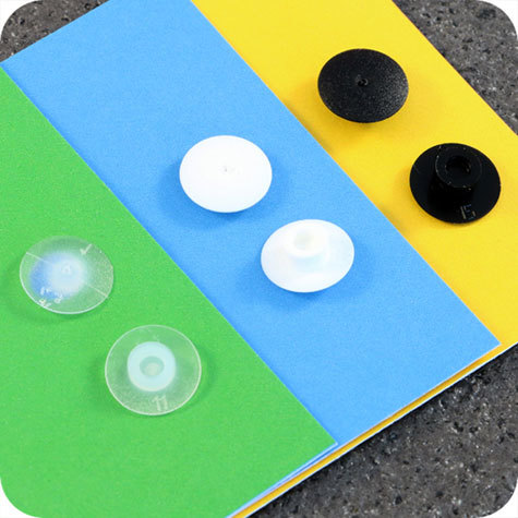 legatoria Rivetto in plastica 3,5mm TRASPARENTE, a testa sottile, in due pezzi, spessore testa 1mm, spessore base 1mm, spessore rilegabile 3,5mm, spessore complessivo a rivetto chiuso 5,5mm, foro da praticare sui fogli 5mm, diametro esterno della base e della testa 10mm..
