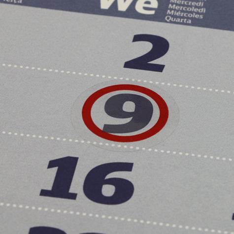 legatoria Segnagiorno adesivo per calendari, 36mm Adesione a carica elettrostatica. Cerchio traslucido rosso con diametro esterno di 32 mm ed interno di 27 mm.