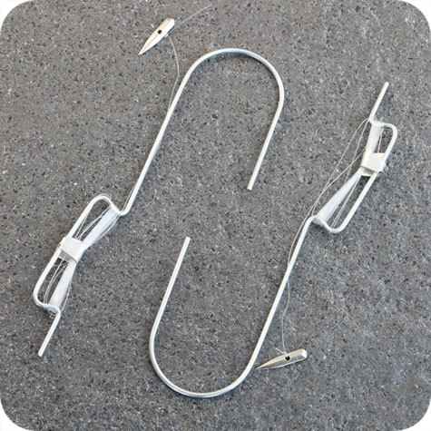 legatoria Gancio di sospensione con filo di nylon 1,5m con avvolgi filo, lunghezza del filo 1,5m. Con ago asolato per l&rsquo;ancoraggio di pesi fino a 700 grammi.