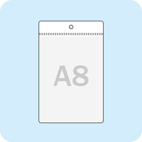 legatoria Busta a U. foro. 52x100mm(A8) TRASPARENTE, con lato sporgente e con foro da 5mm per l’appensione, in PVC morbido da 180 micron, aperta sul lato corto. Contiene fogli formato A8 (67x95mm). Formato esterno (61x103mm). Senza patella di chiusura.