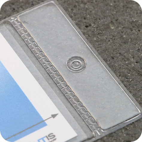 legatoria Busta a U. foro. 52x100mm(A8) TRASPARENTE, con lato sporgente e con foro da 5mm per l’appensione, in PVC morbido da 180 micron, aperta sul lato corto. Contiene fogli formato A8 (67x95mm). Formato esterno (61x103mm). Senza patella di chiusura.