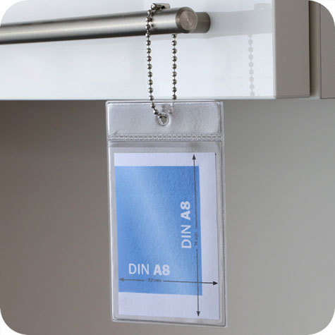 legatoria Busta a U. foro. 52x100mm(A8) TRASPARENTE, con lato sporgente e con foro da 5mm per l’appensione, in PVC morbido da 180 micron, aperta sul lato corto. Contiene fogli formato A8 (67x95mm). Formato esterno (61x103mm). Senza patella di chiusura.