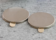 legatoria Calamita autoadesiva, diametro 15mm Calamita cilindrica con rivestimento superficiale nichelato, spessore 1mm, dischi magnetici al neodimio, calamita con grado magnetico N35. Forza di attrazione massima: 750 grammi.