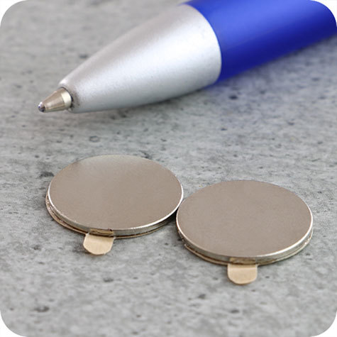 legatoria Calamita autoadesiva, diametro 15mm Calamita cilindrica con rivestimento superficiale nichelato, spessore 1mm, dischi magnetici al neodimio, calamita con grado magnetico N35. Forza di attrazione massima: 750 grammi.