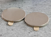 legatoria Calamita autoadesiva, diametro 15mm Calamita cilindrica con rivestimento superficiale nichelato, spessore 1.5mm, dischi magnetici al neodimio, calamita con grado magnetico N35. Forza di attrazione massima: 1.300 grammi LEG2320