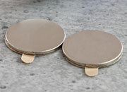 legatoria Calamita autoadesiva, diametro 18mm Calamita cilindrica con rivestimento superficiale nichelato, spessore 1mm, dischi magnetici al neodimio, calamita con grado magnetico N35. Forza di attrazione massima: 1000 grammi.