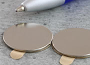 legatoria Calamita autoadesiva, diametro 20mm Calamita cilindrica con rivestimento superficiale nichelato, spessore 1.5mm, dischi magnetici al neodimio, calamita con grado magnetico N35. Forza di attrazione massima: 1.700 grammi LEG2322