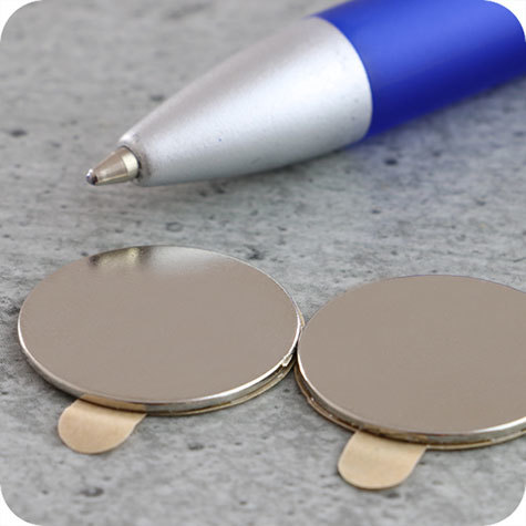 legatoria Calamita autoadesiva, diametro 20mm Calamita cilindrica con rivestimento superficiale nichelato, spessore 1.5mm, dischi magnetici al neodimio, calamita con grado magnetico N35. Forza di attrazione massima: 1.700 grammi.