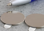 legatoria Calamita autoadesiva, diametro 18mm Calamita cilindrica con rivestimento superficiale nichelato, spessore 2mm, dischi magnetici al neodimio, calamita con grado magnetico N35. Forza di attrazione massima: 2000 grammi.