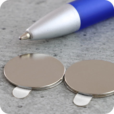 legatoria Calamita autoadesiva, diametro 18mm Calamita cilindrica con rivestimento superficiale nichelato, spessore 2mm, dischi magnetici al neodimio, calamita con grado magnetico N35. Forza di attrazione massima: 2000 grammi.