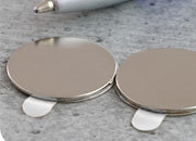 legatoria Calamita autoadesiva, diametro 22mm Calamita cilindrica con rivestimento superficiale nichelato, spessore 2mm, dischi magnetici al neodimio, calamita con grado magnetico N35. Forza di attrazione massima: 2500 grammi.