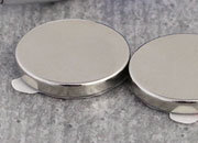 legatoria Calamita autoadesiva, diametro 20mm Calamita cilindrica con rivestimento superficiale nichelato, spessore 3mm, dischi magnetici al neodimio, calamita con grado magnetico N35. Forza di attrazione massima: 3600 grammi.