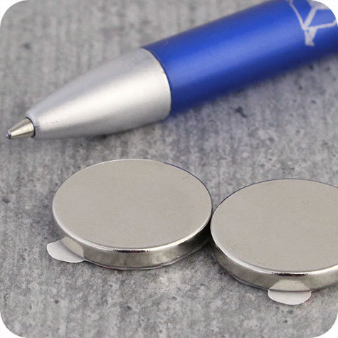 legatoria Calamita autoadesiva, diametro 20mm Calamita cilindrica con rivestimento superficiale nichelato, spessore 3mm, dischi magnetici al neodimio, calamita con grado magnetico N35. Forza di attrazione massima: 3600 grammi.