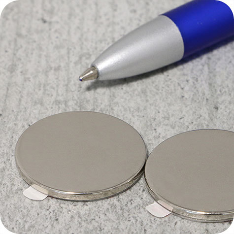 legatoria Calamita autoadesiva, diametro 25mm Calamita cilindrica con rivestimento superficiale nichelato, spessore 2mm, dischi magnetici al neodimio, calamita con grado magnetico N35. Forza di attrazione massima: 3000 grammi.