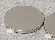 legatoria Calamita autoadesiva, diametro 30mm Calamita cilindrica con rivestimento superficiale nichelato, spessore 2mm, dischi magnetici al neodimio, calamita con grado magnetico N35. Forza di attrazione massima: 3300 grammi.