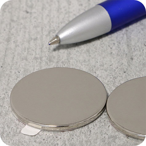 legatoria Calamita autoadesiva, diametro 30mm Calamita cilindrica con rivestimento superficiale nichelato, spessore 2mm, dischi magnetici al neodimio, calamita con grado magnetico N35. Forza di attrazione massima: 3300 grammi.