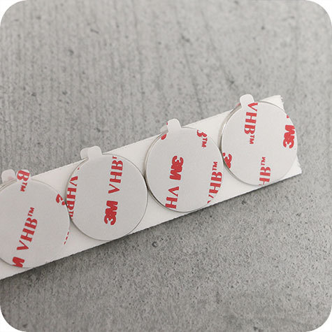 legatoria Calamita autoadesiva, diametro 30mm Calamita cilindrica con rivestimento superficiale nichelato, spessore 2mm, dischi magnetici al neodimio, calamita con grado magnetico N35. Forza di attrazione massima: 3300 grammi.