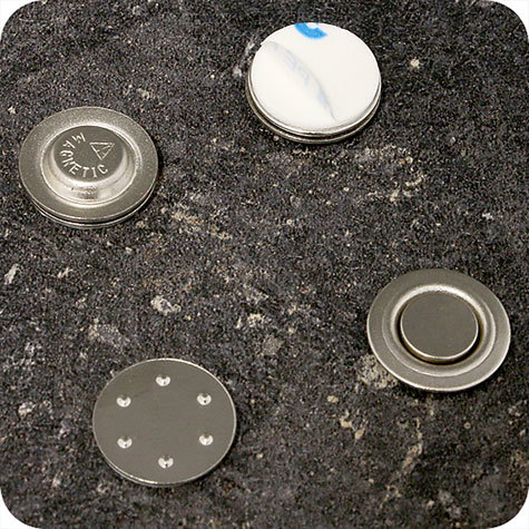legatoria Chiusura magnetica per badge  autoadesiva. Misure 17x17x5mm..