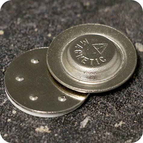 legatoria Chiusura magnetica per badge  autoadesiva. Misure 17x17x5mm..