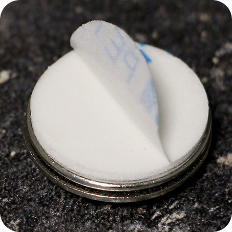 legatoria Chiusura magnetica per badge  autoadesiva. Misure 17x17x5mm..