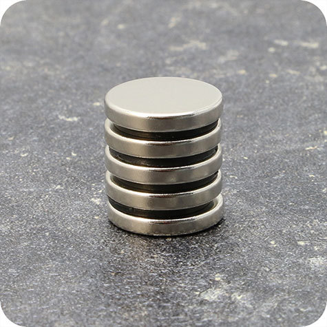 legatoria Calamita diametro 15mm spessore 1.5mm Calamita cilindrica spessore 1.5mm, dischi magnetici al neodimio, grado magnetico N35 forza di attrazione massima: 1300g.