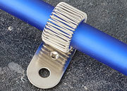 legatoria Portapenne rivettabile, metallo 32x13mm RUOTANTE NICHELATO, misure: 32x13 mm, con aggancio flessibile. Adatto a penne di tutte le misure.