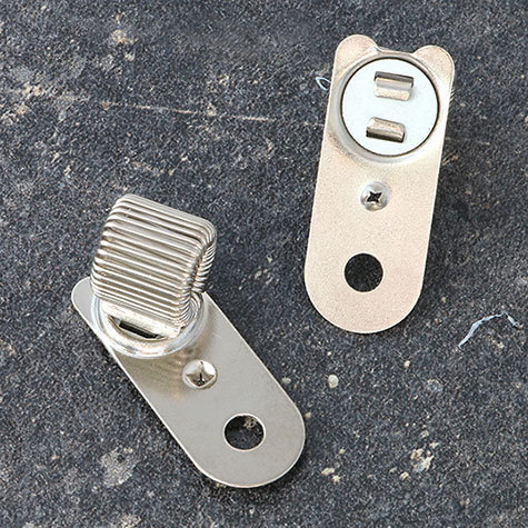 legatoria Portapenne rivettabile, metallo 32x13mm RUOTANTE NICHELATO, misure: 32x13 mm, con aggancio flessibile. Adatto a penne di tutte le misure.