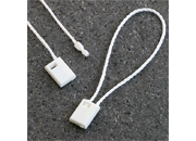 legatoria Filo sicurezza cotone. 120mm BIANCO, con box di fissaggio ad aggancio rapido, lunghezza aperto 12cm, lunghezza chiusa 6cm. Consentono di attaccare etichette e cartellini senza lausilio di pistola sparafili, sono rimovibili solo strappandoli.
