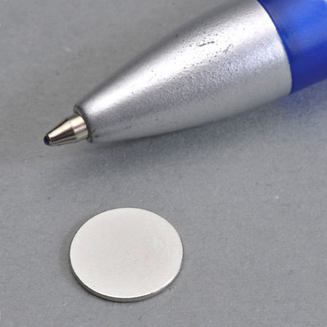 legatoria Calamita diametro 10mm spessore 0.6mm Calamita cilindrica al neodimio, diametro 10mm spessore 0.6mm, grado magnetico N38. Forza di attrazione 250g.