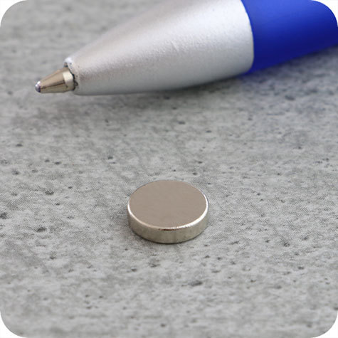 legatoria Calamita diametro 5mm. spessore 2mm Calamite cilindrica al neodimio diametro 5mm, spessore 2mm. Grado magnetico N35. Forza di attrazione 500 g.