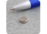 legatoria Calamita diametro 8mm spessore 3mm Calamita cilindrica al neodimio, diametro 8mm spessore 3mm, grado magnetico N35. Forza di attrazione 1000g.