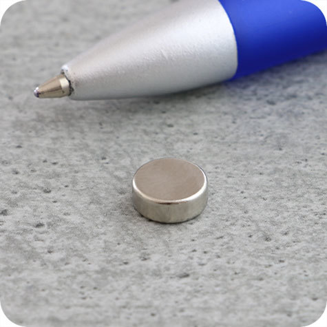 legatoria Calamita diametro 8mm spessore 3mm Calamita cilindrica al neodimio, diametro 8mm spessore 3mm, grado magnetico N35. Forza di attrazione 1000g.
