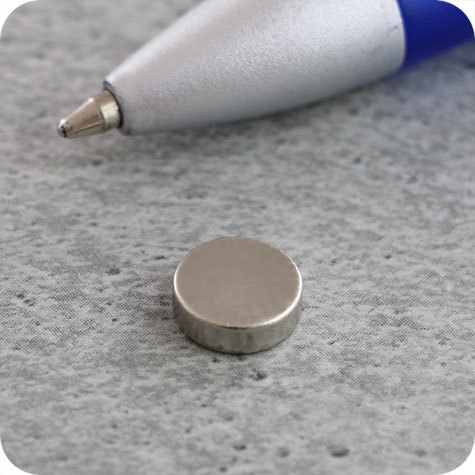 legatoria Calamita diametro 10mm spessore 3mm Calamita cilindrica al neodimio, diametro 10mm spessore 3mm grado magnetico N42. Forza di attrazione 1800 grammi.