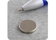 legatoria Calamita diametro 15mm spessore 2mm Calamita cilindrica spessore 2mm, dischi magnetici al neodimio, grado magnetico N35. Forza di attrazione massima: 1600g leg2407