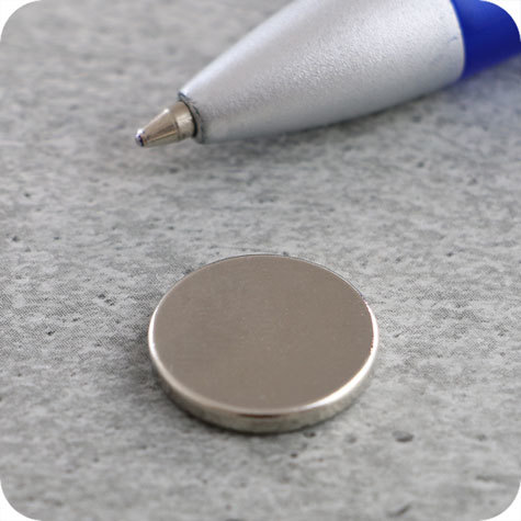 legatoria Calamita diametro 15mm spessore 2mm Calamita cilindrica spessore 2mm, dischi magnetici al neodimio, grado magnetico N35. Forza di attrazione massima: 1600g.