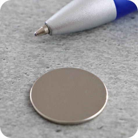 legatoria Calamita diametro 20mm spessore 1mm Calamita cilindrica spessore 1mm, dischi magnetici al neodimio, grado magnetico N35 forza di attrazione massima: 1000g.