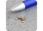 legatoria Calamita autoadesiva, diametro 6mm Calamita cilindrica con rivestimento superficiale nichelato, spessore 1mm, dischi magnetici al neodimio, calamita con grado magnetico N45. Forza di attrazione massima: 300 grammi.