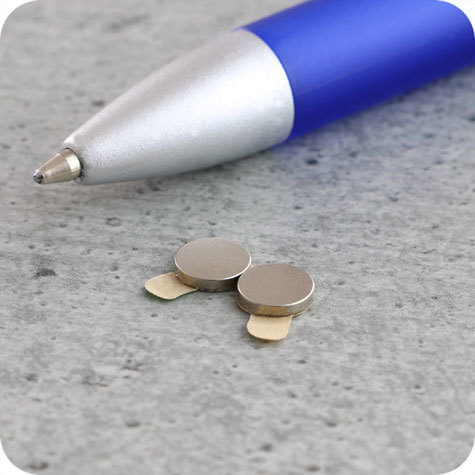 legatoria Calamita autoadesiva, diametro 6mm Calamita cilindrica con rivestimento superficiale nichelato, spessore 1mm, dischi magnetici al neodimio, calamita con grado magnetico N45. Forza di attrazione massima: 300 grammi.